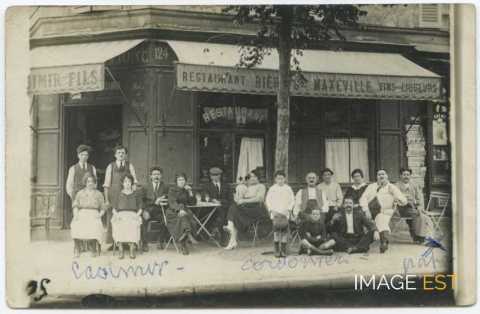 Groupe des personnes devant un café-restaurant